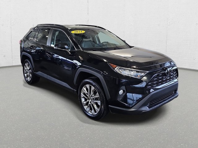 Used 2021 Toyota RAV4 XLE Premium image 3