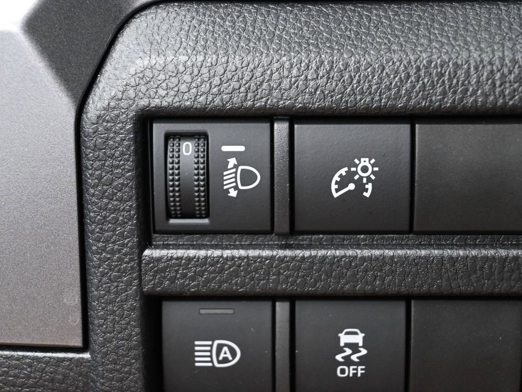 Certified 2025 Toyota Tacoma SR5 AWD/4WD image 16