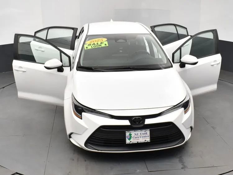 Used 2025 Toyota Corolla LE image 10