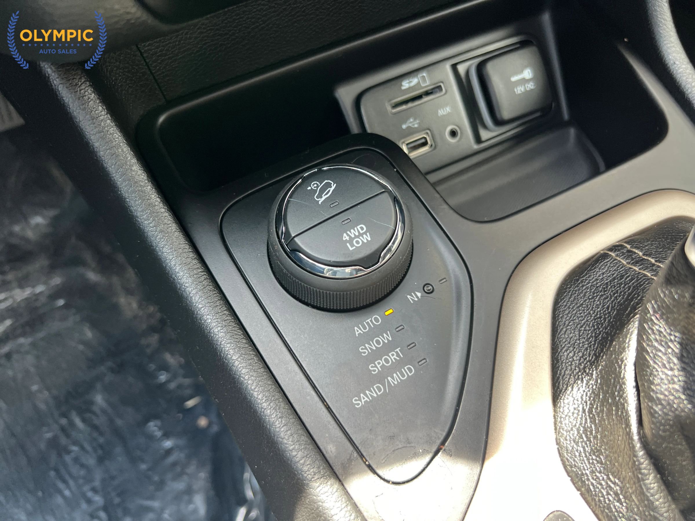 Used 2016 Jeep Cherokee Limited w/ Luxury Group AWD/4WD image 35