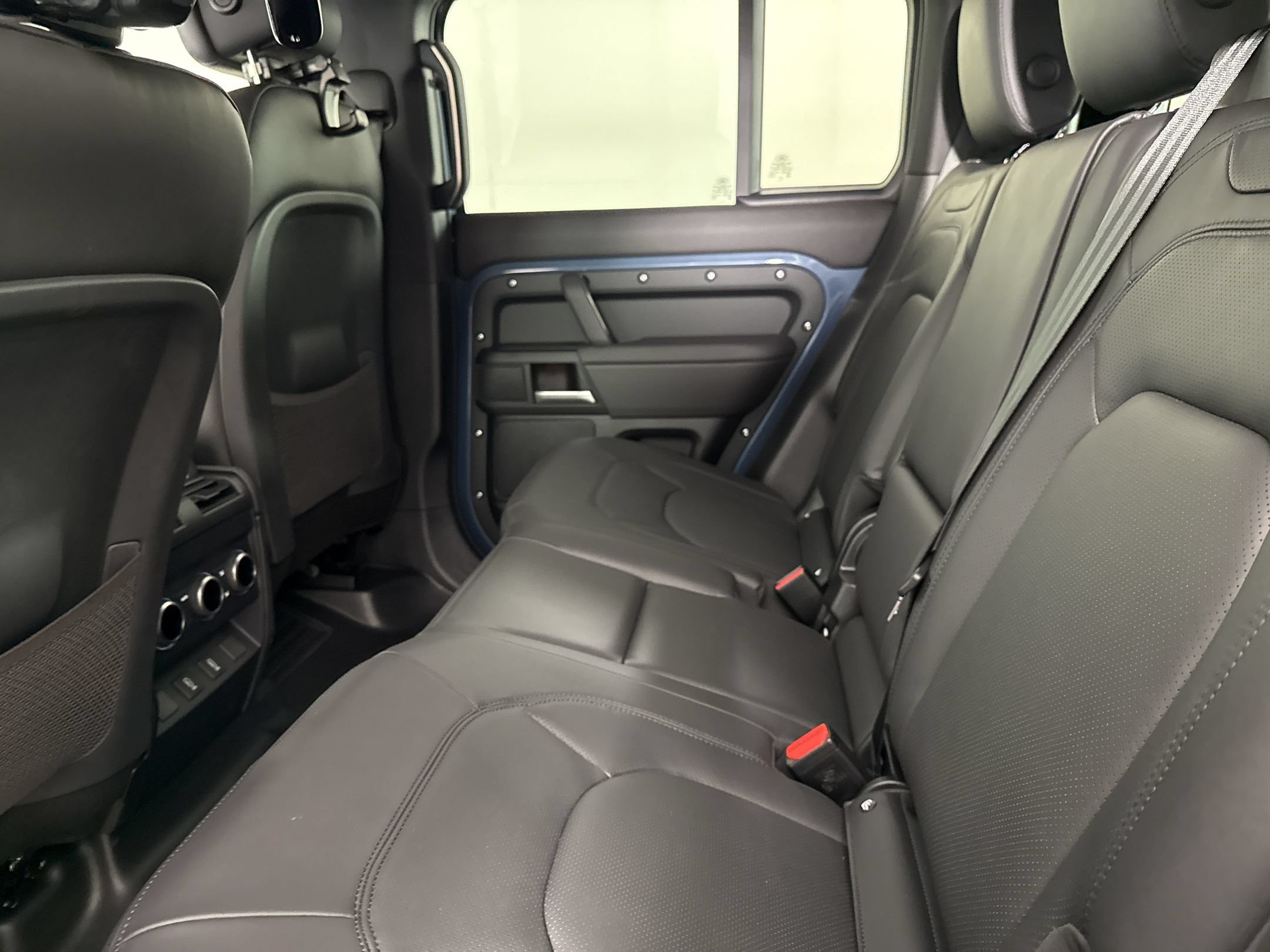 New 2026 Land Rover Defender 110 X-Dynamic SE AWD/4WD image 23