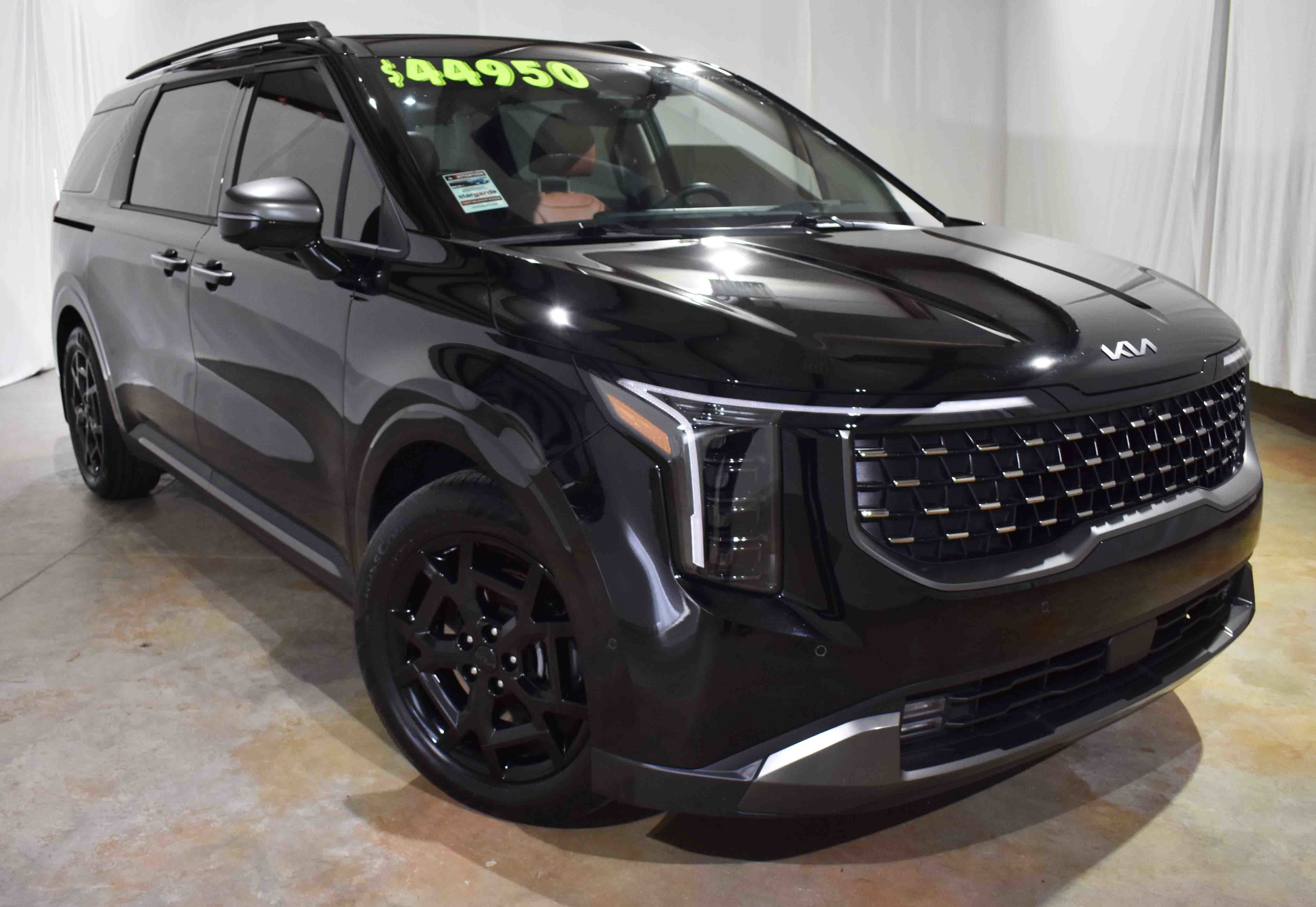 Used 2025 Kia Carnival SX Prestige image 3