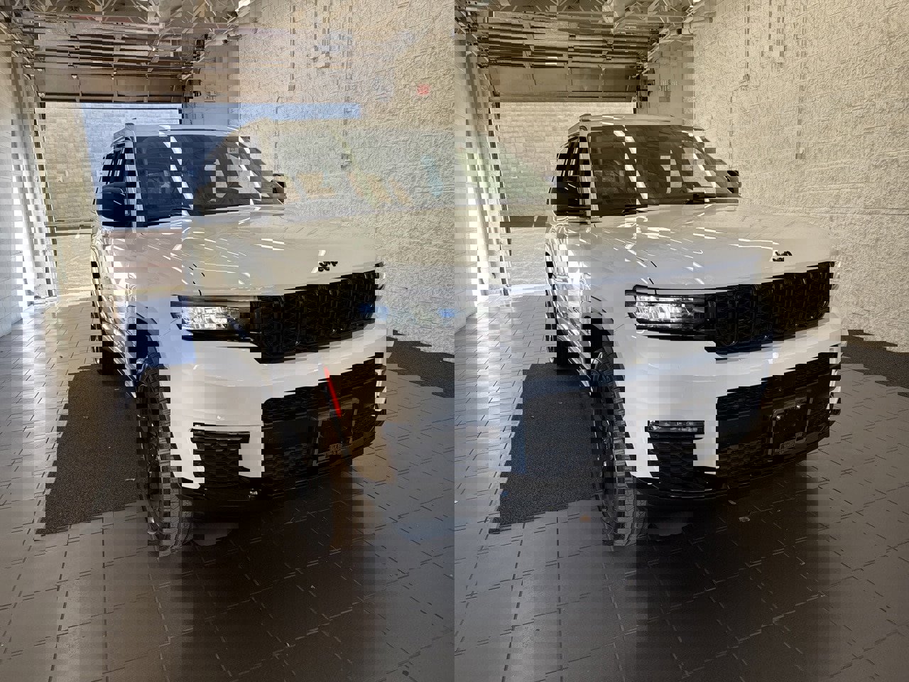 Used 2023 Jeep Grand Cherokee L Limited w/ Black Appearance Package image 2