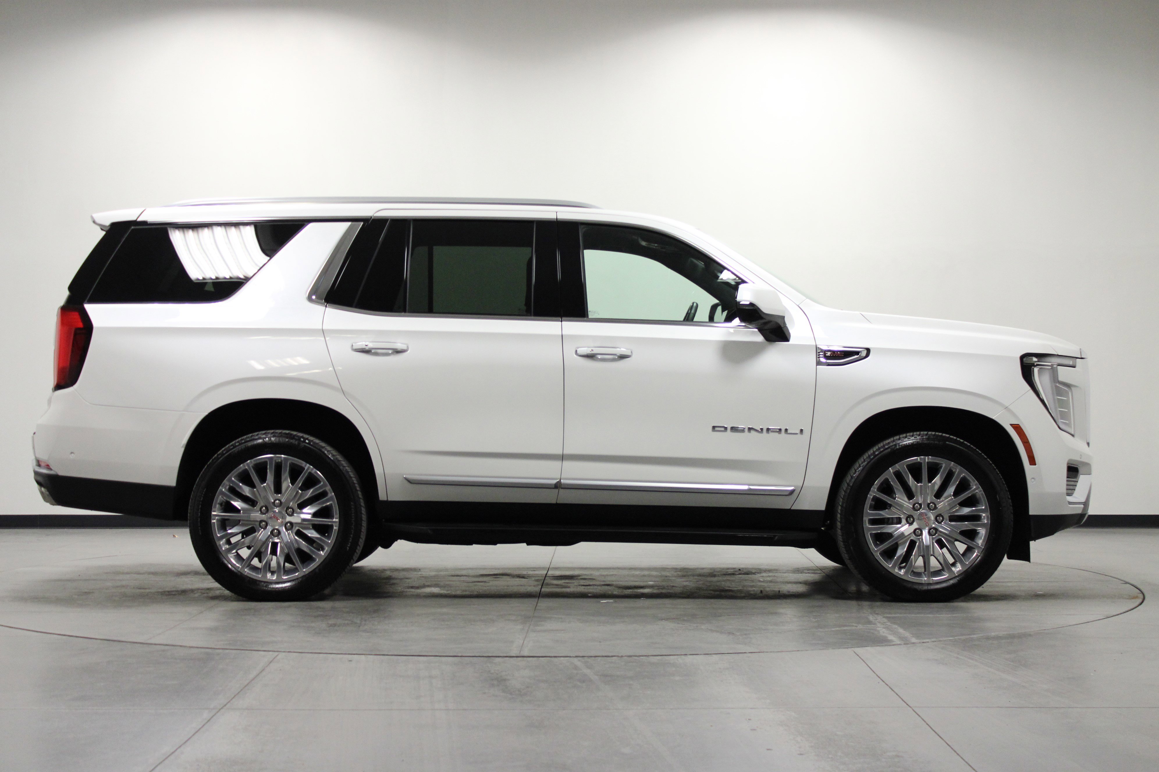 Used 2025 GMC Yukon Denali w/ Advanced Technology Package image 3