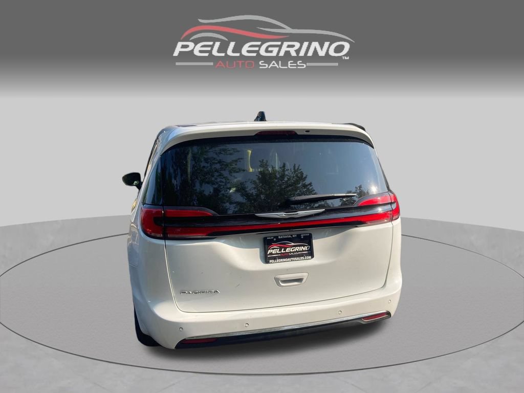 Used 2023 Chrysler Pacifica Touring-L FWD image 6
