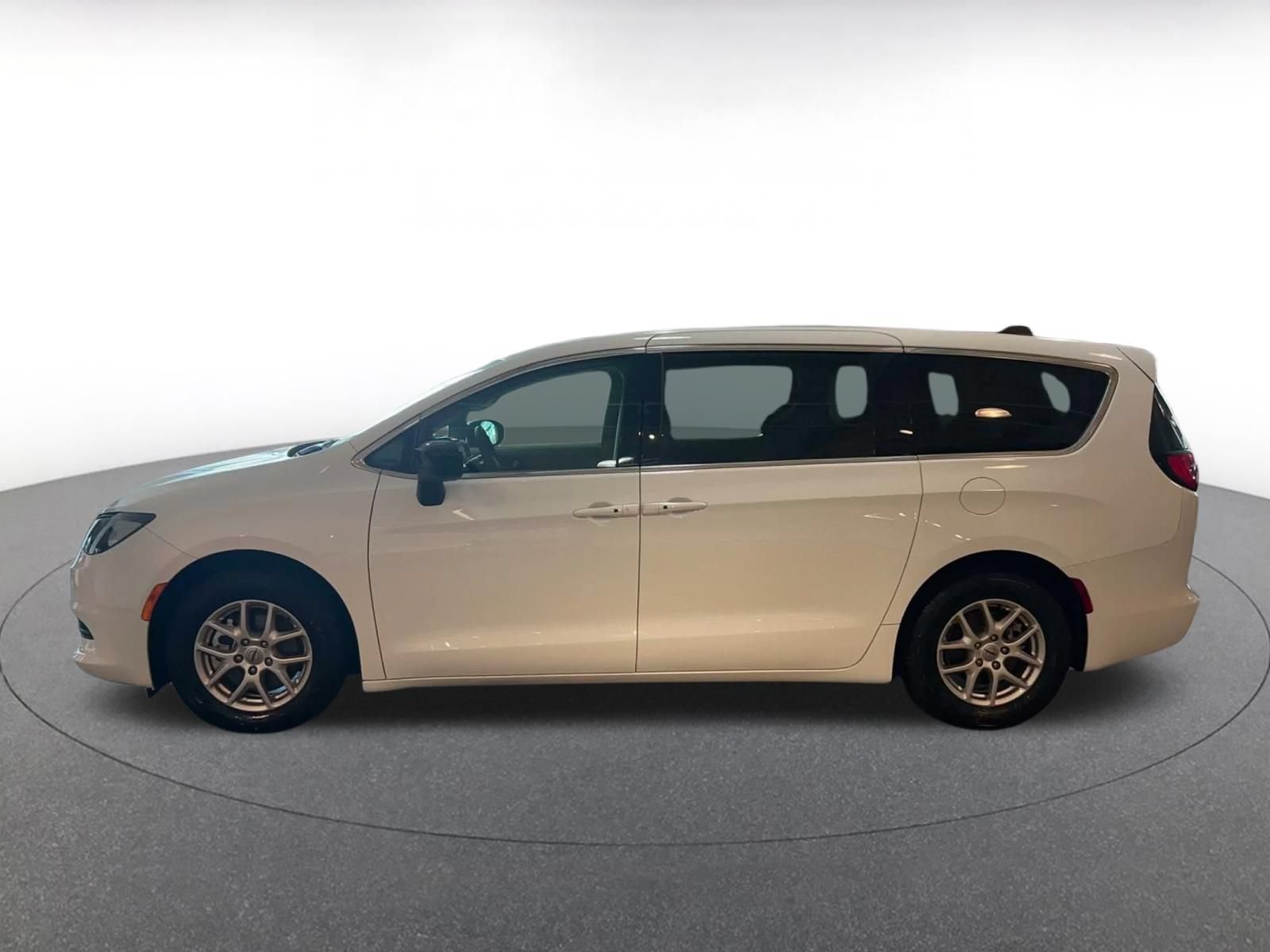 Used 2024 Chrysler Voyager LX FWD image 8
