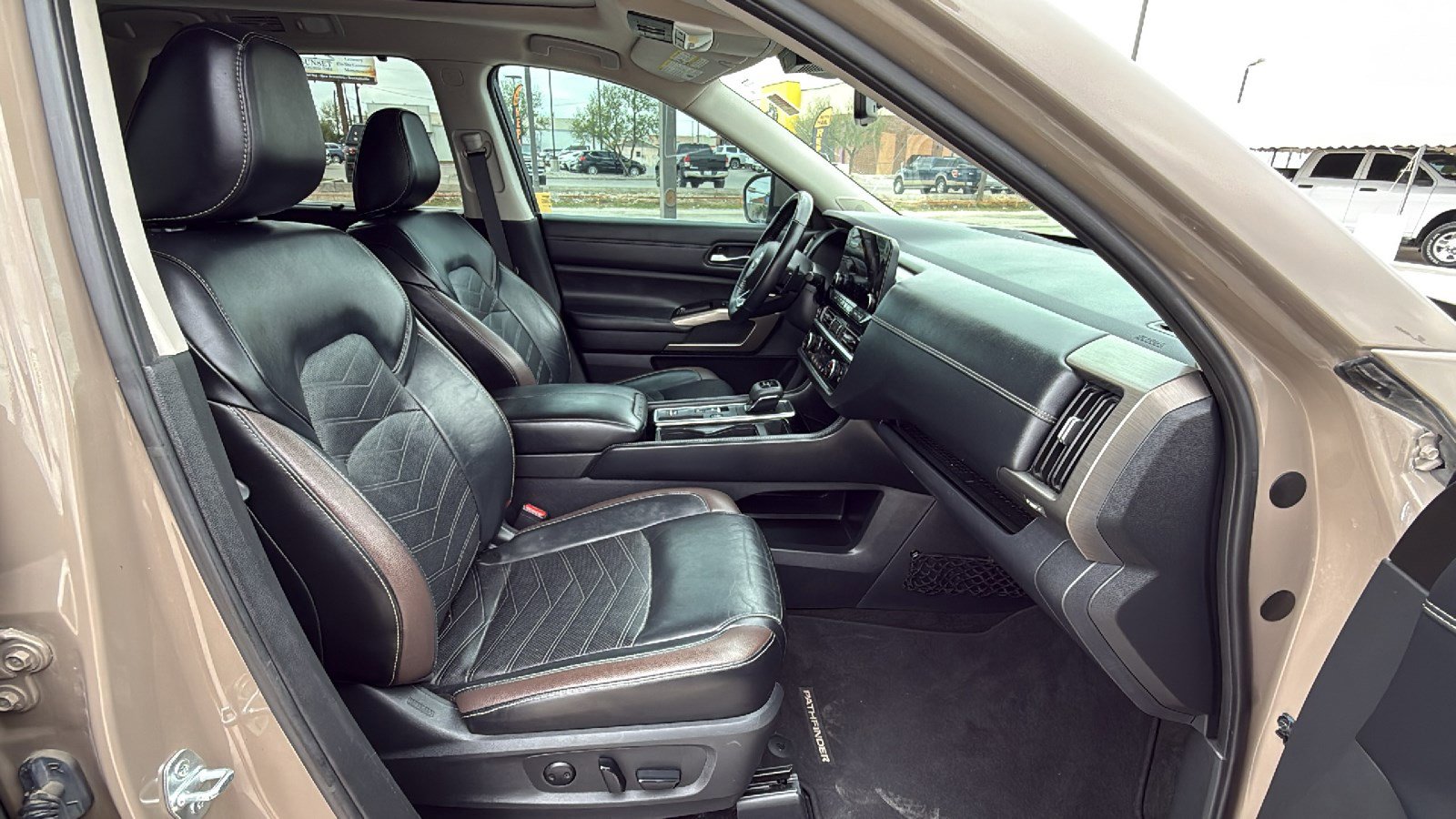 Used 2023 Nissan Pathfinder Platinum w/ Lighting Package (N93) FWD image 30