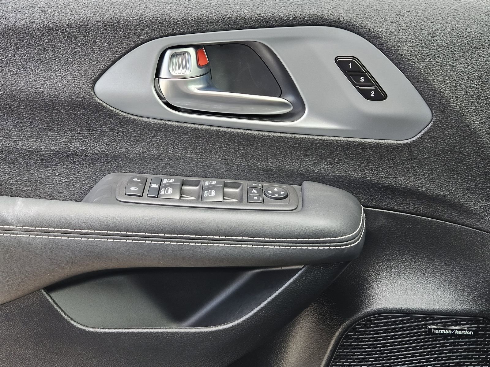 New 2026 Chrysler Pacifica Limited w/ Uconnect Theater Family Group image 24