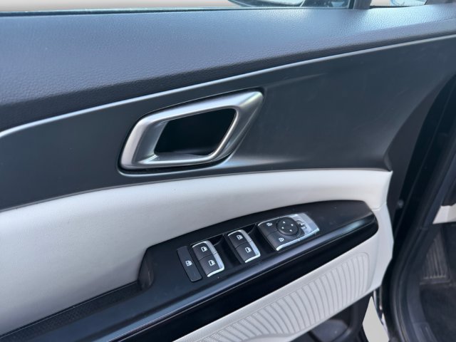 Certified 2024 Kia Carnival LX FWD image 12