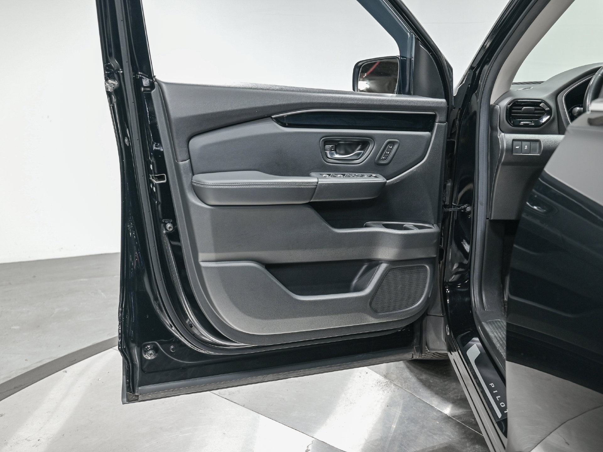 Used 2025 Honda Pilot EX-L image 12