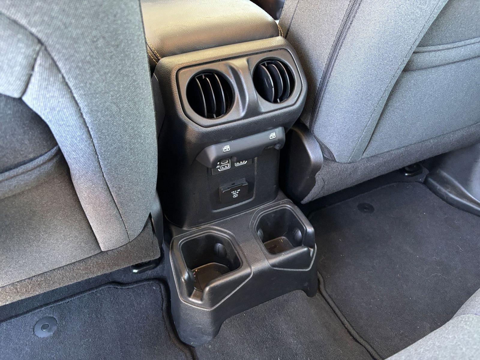 Used 2025 Jeep Wrangler Unlimited Sahara AWD/4WD image 22