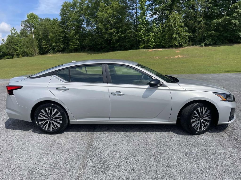 Used 2025 Nissan Altima 2.5 SV FWD image 2