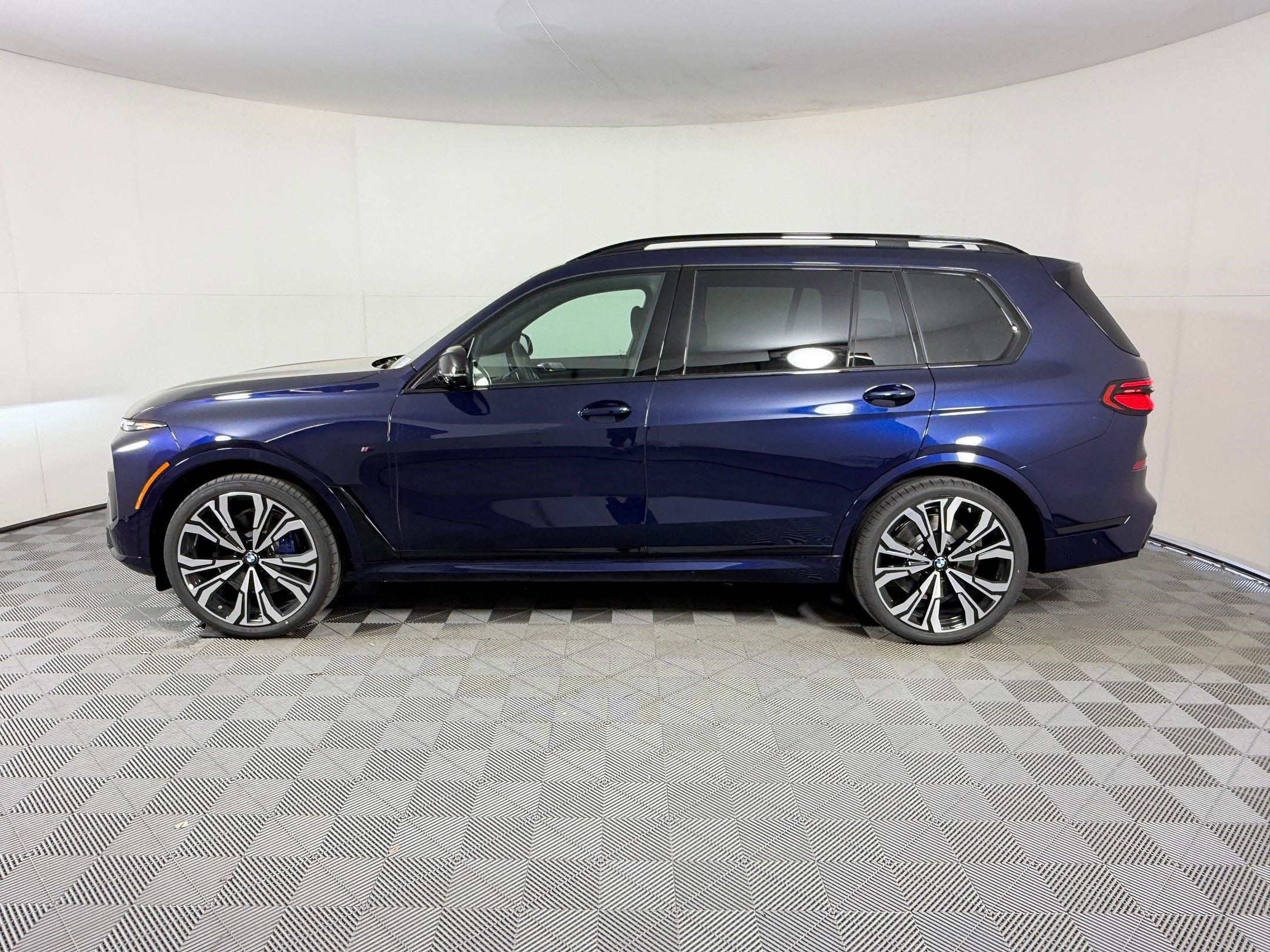 New 2026 BMW X7 M60i image 2