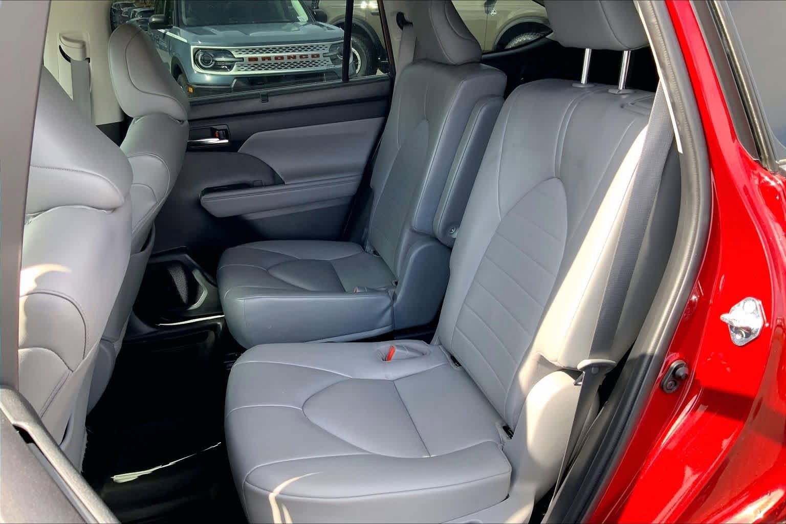 Used 2021 Toyota Highlander XLE FWD image 21