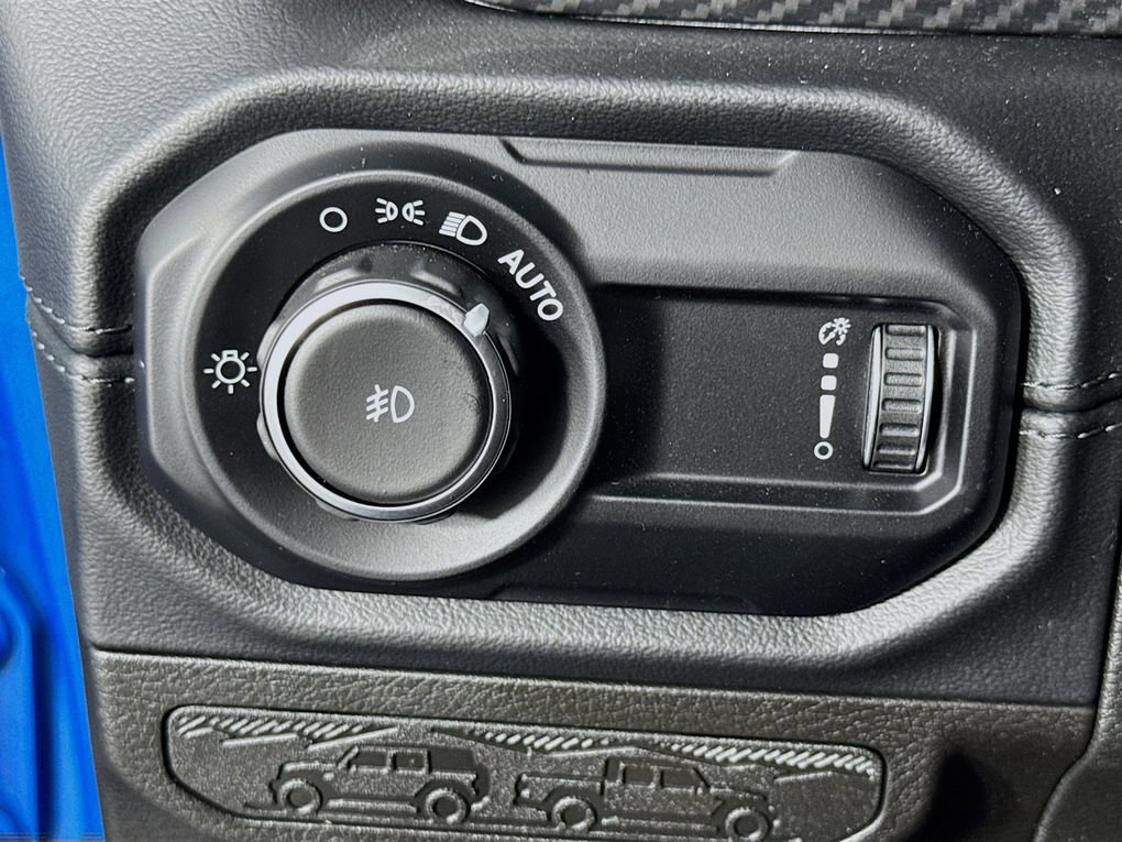 Used 2024 Jeep Wrangler Sahara image 14
