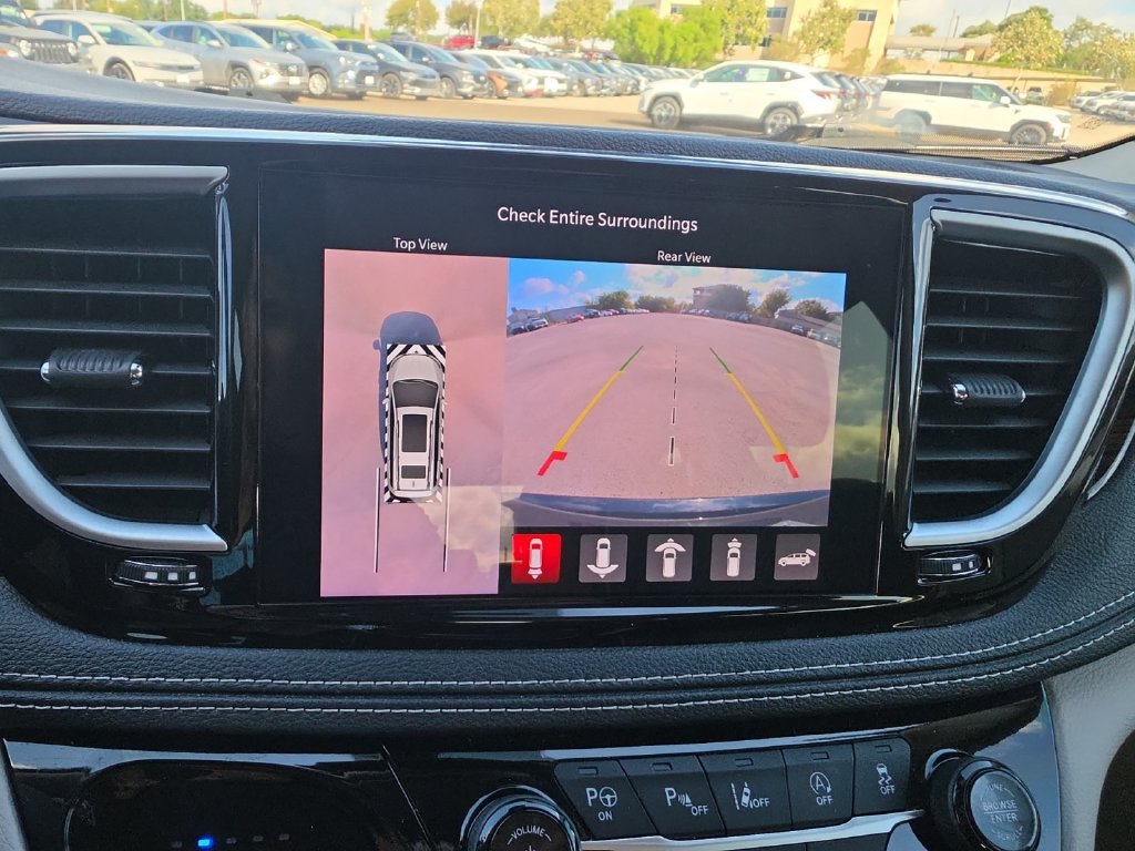 Used 2023 Chrysler Pacifica Limited w/ Uconnect Theater Family Group FWD image 20