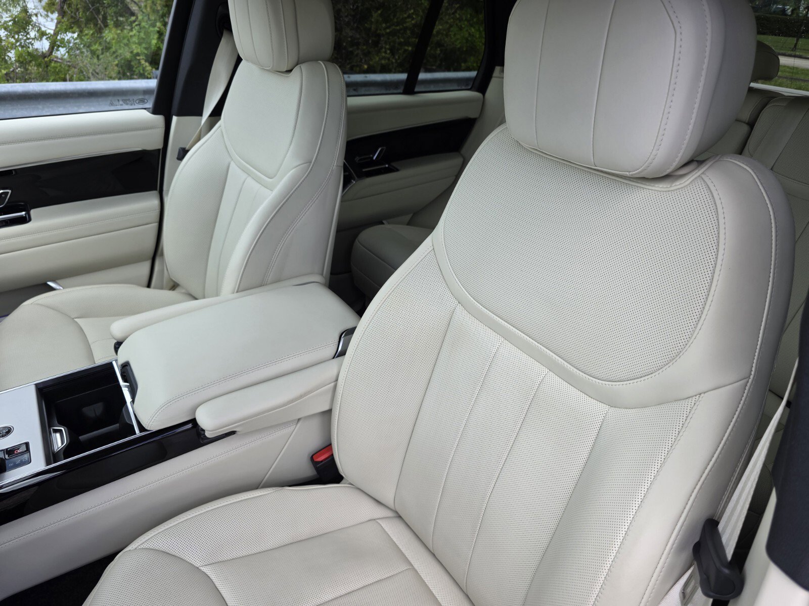 Certified 2025 Land Rover Range Rover SE image 12