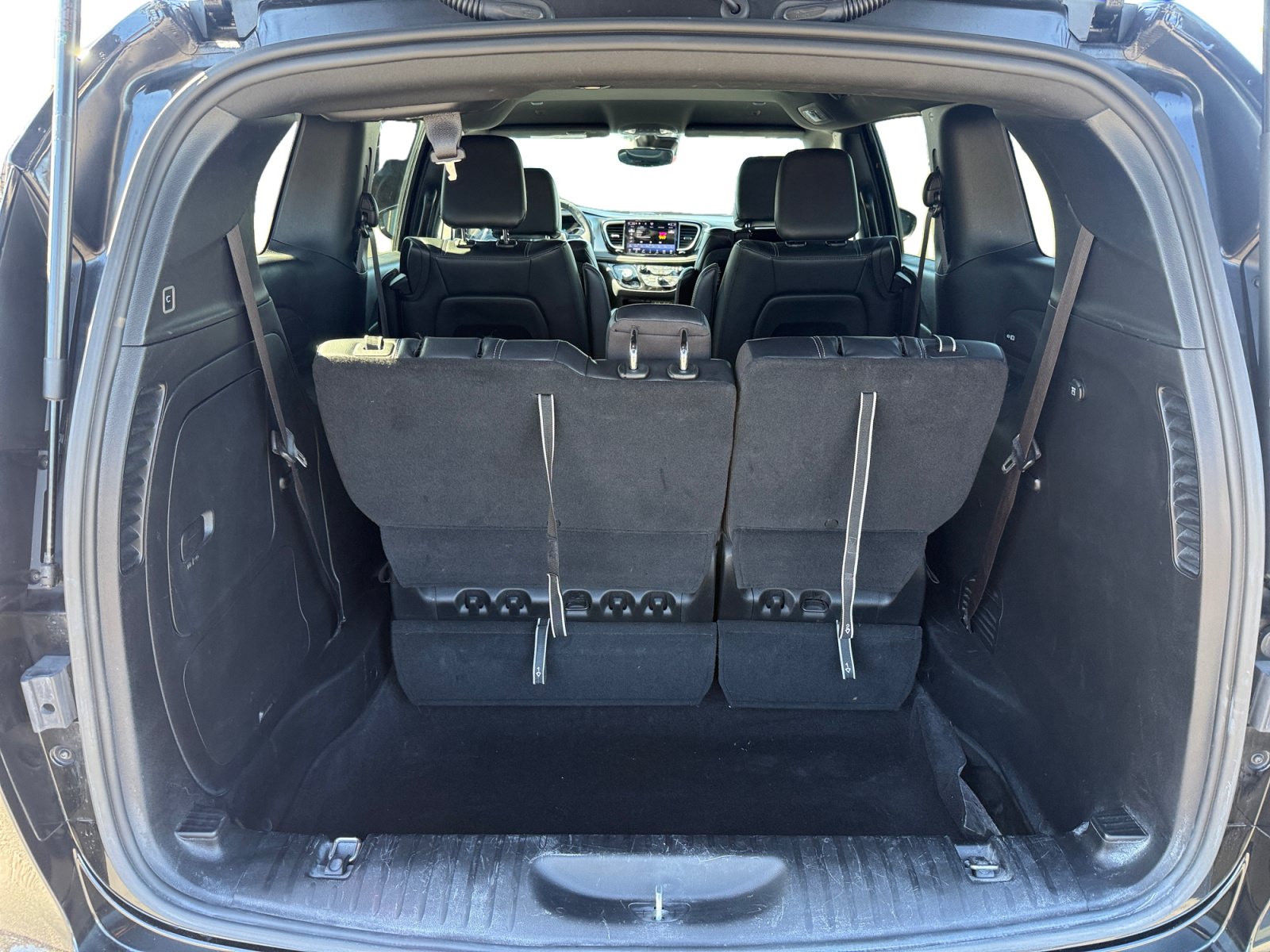 Used 2022 Chrysler Pacifica Touring-L w/ Uconnect Theater Family Group FWD image 17
