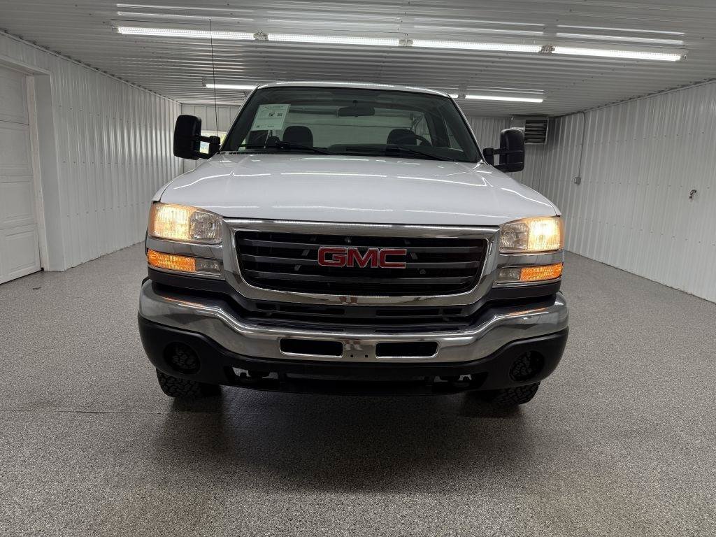 Used 2005 GMC Sierra 2500 W/T AWD/4WD image 2