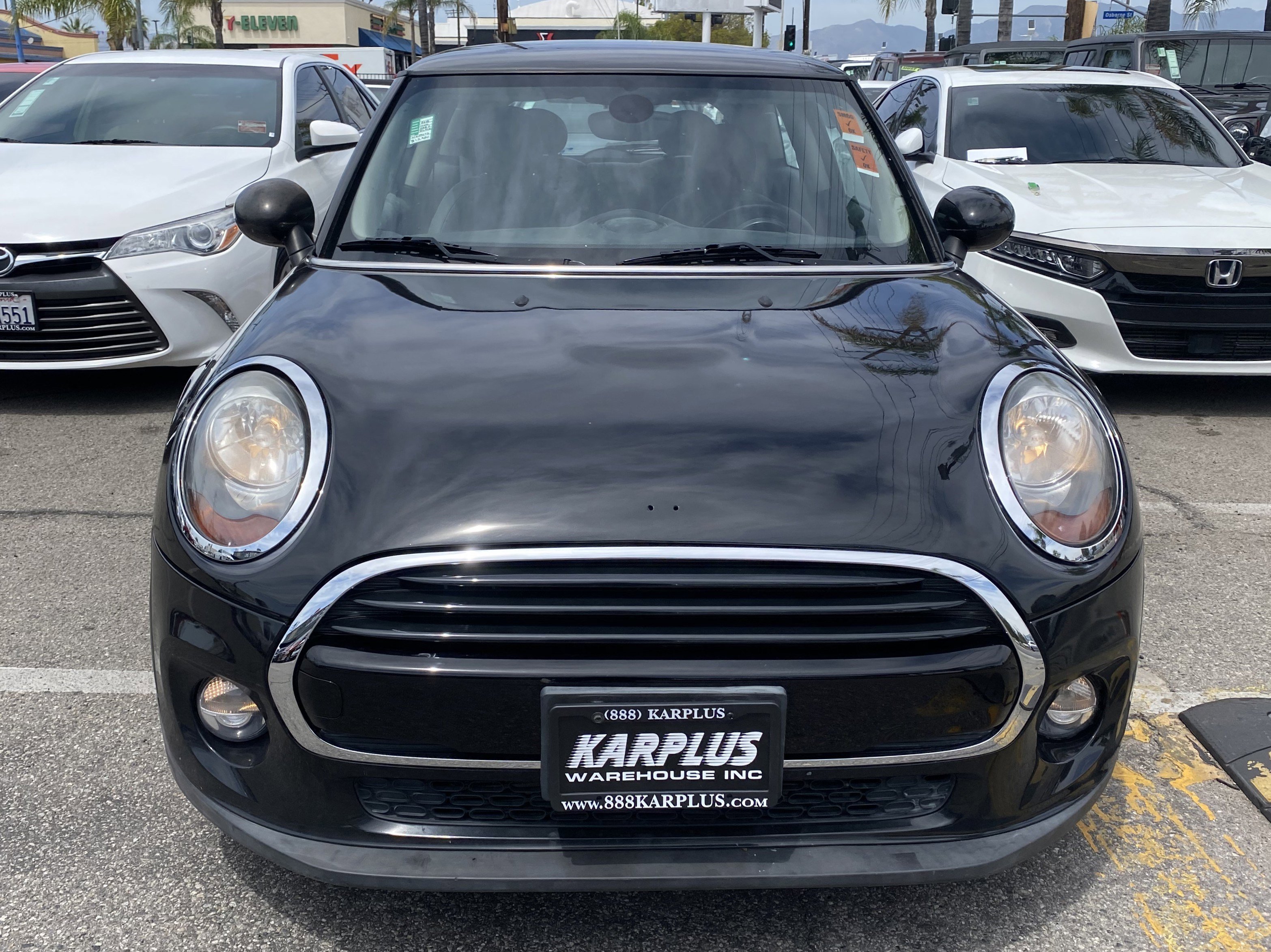 Used 2018 MINI Cooper 2-Door Hardtop image 3