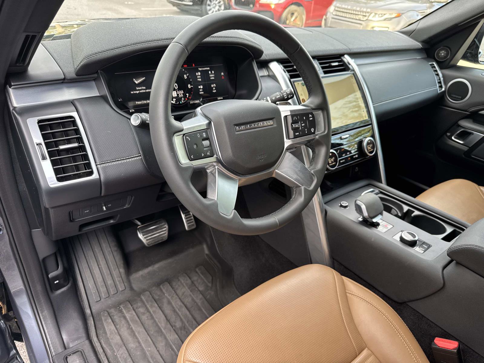 Used 2024 Land Rover Discovery Dynamic SE image 23