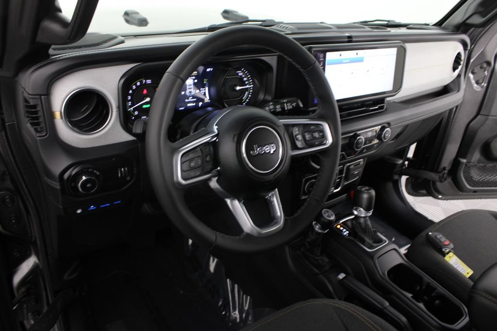 Used 2025 Jeep Wrangler Unlimited Sahara AWD/4WD image 8