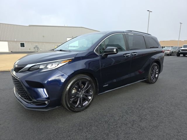 Certified 2021 Toyota Sienna XSE image 4