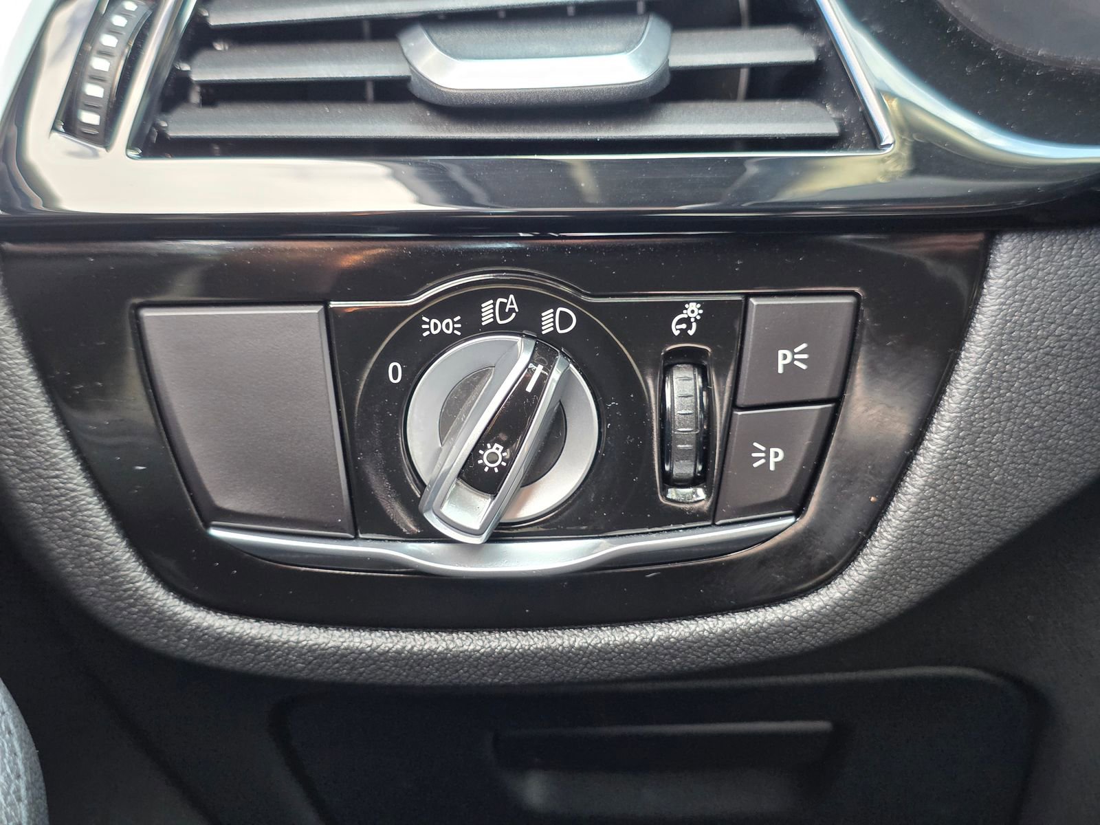 Used 2020 BMW 530e w/ Premium Package image 38