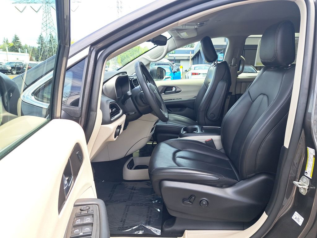 Used 2023 Chrysler Pacifica Touring-L FWD image 11