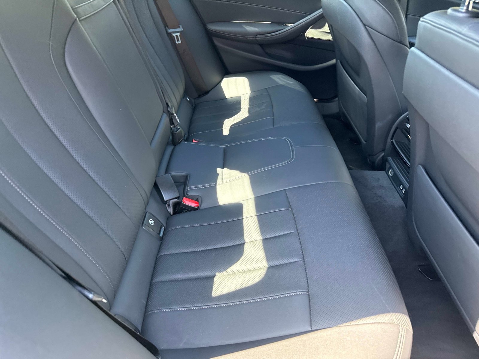 Used 2023 BMW 530e w/ M Sport Package image 27