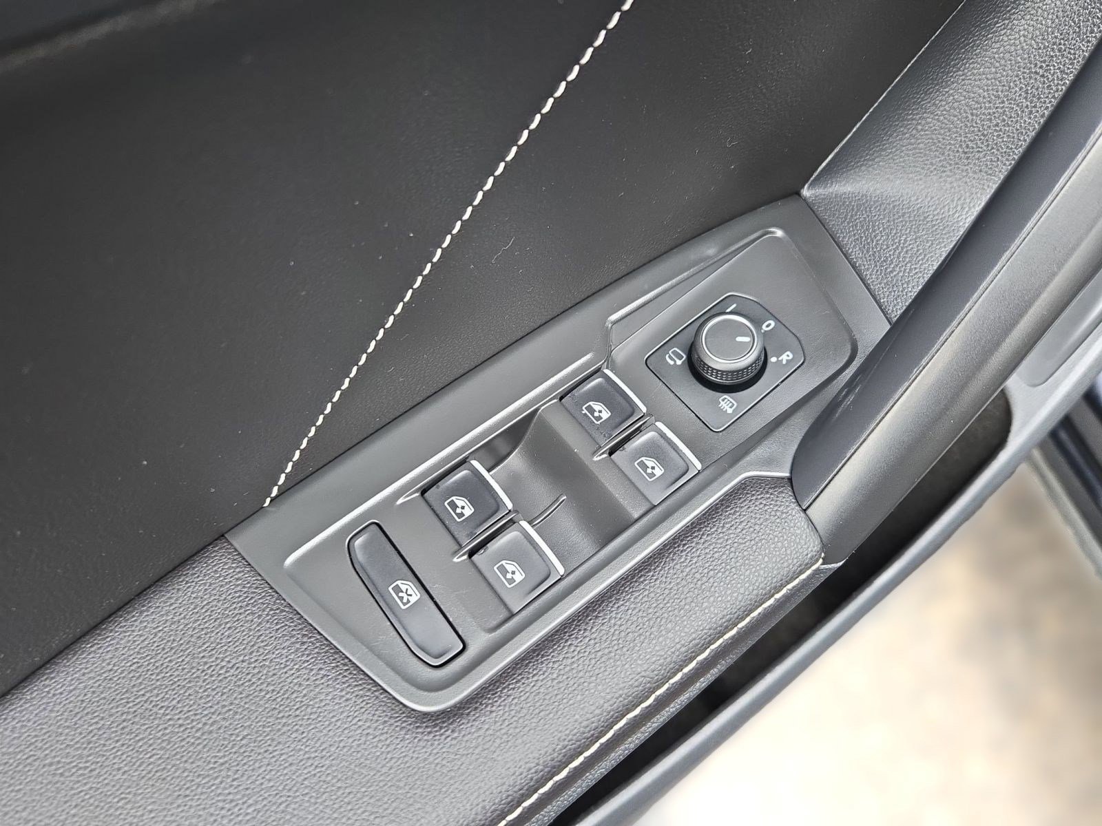 Used 2023 Volkswagen Tiguan SEL R-Line image 10