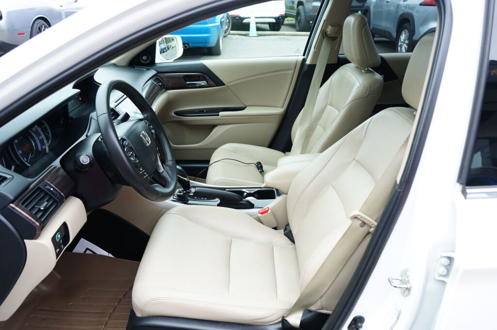 Used 2017 Honda Accord Touring image 14