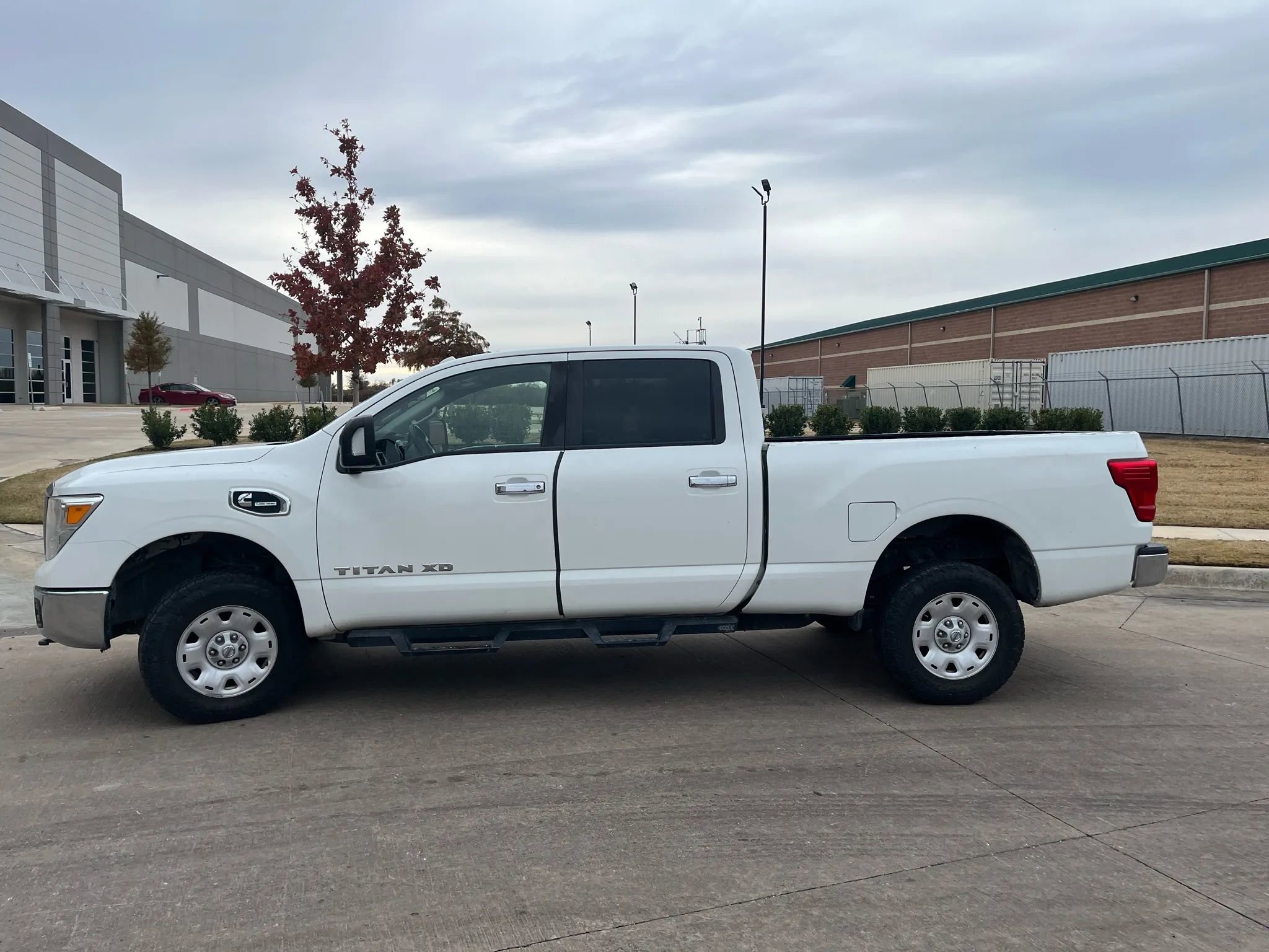 Used 2017 Nissan Titan SV image 5