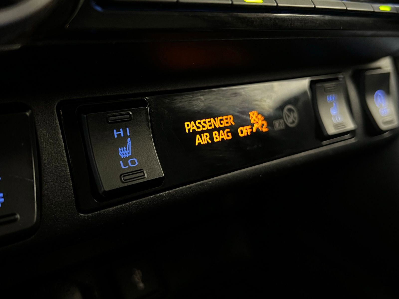 Used 2020 Toyota RAV4 XLE Premium image 21