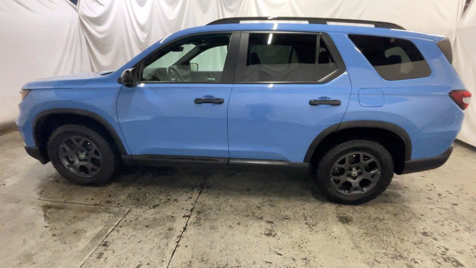 Used 2025 Honda Pilot TrailSport image 11