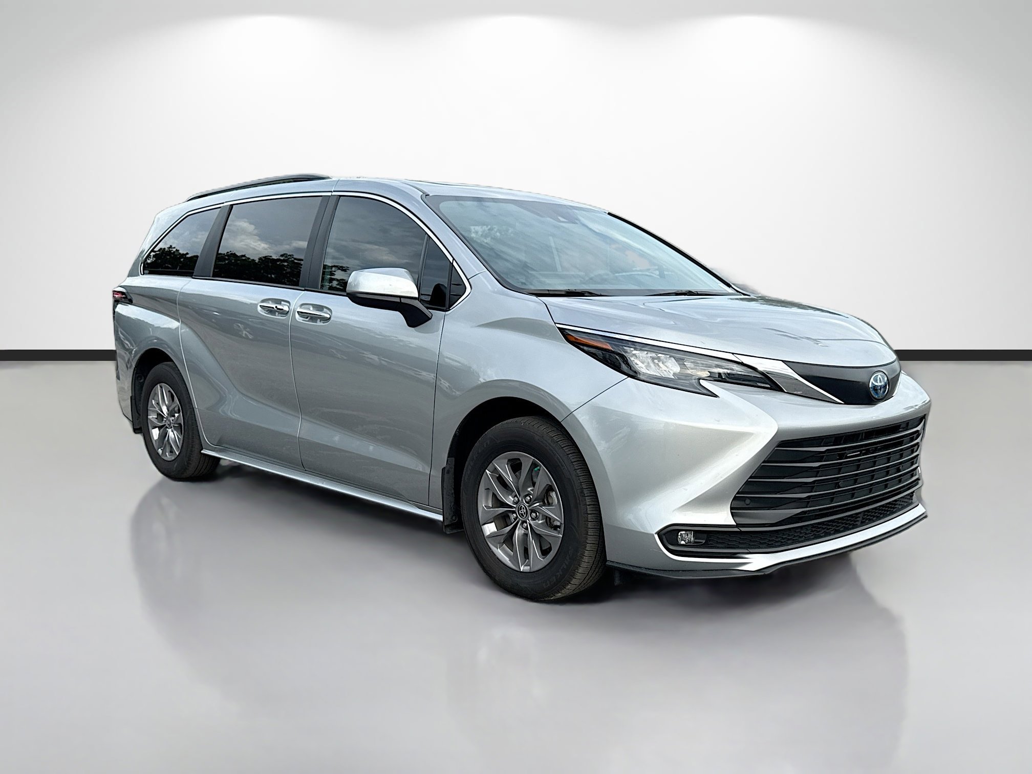 Used 2025 Toyota Sienna XLE FWD image 1