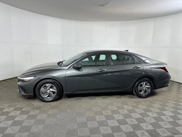 Used 2025 Hyundai Elantra SE w/ Cargo Package FWD image 6