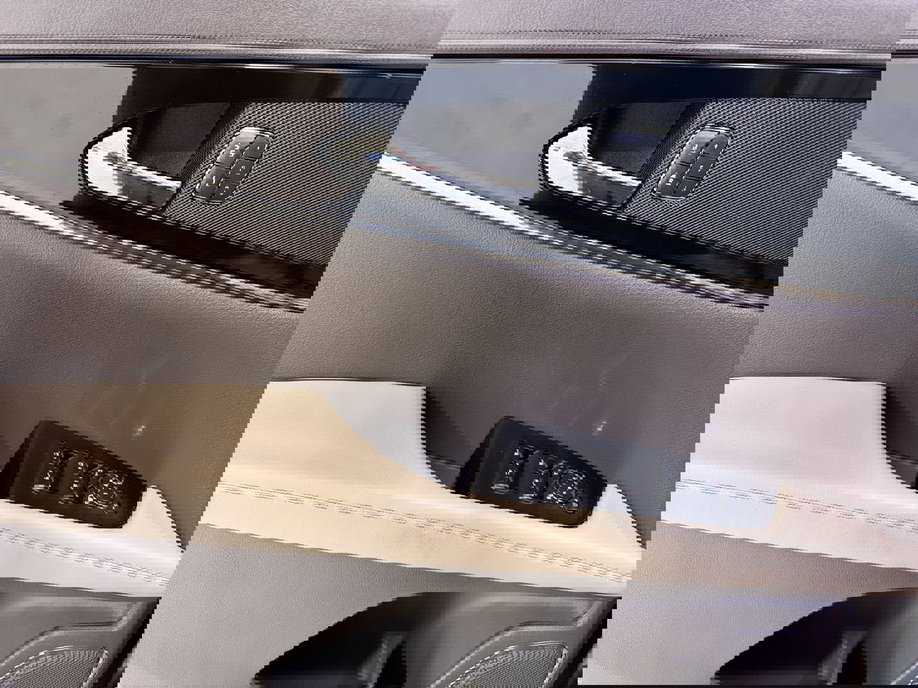 Used 2023 Lincoln Nautilus FWD w/ Premium Package image 12