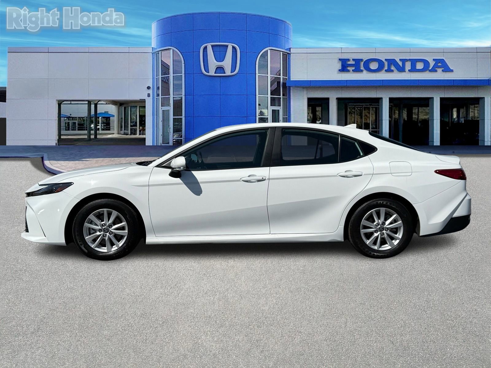 Used 2025 Toyota Camry LE image 3