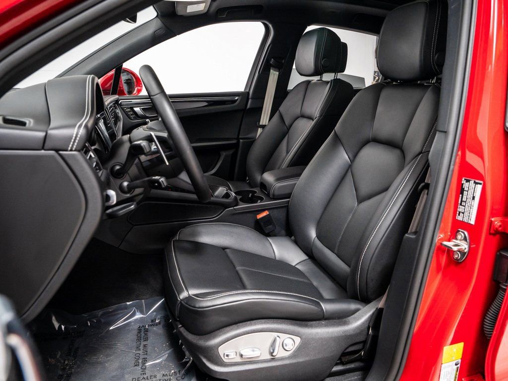Certified 2025 Porsche Macan image 5
