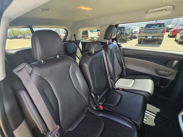 Used 2025 Kia Carnival FWD image 21