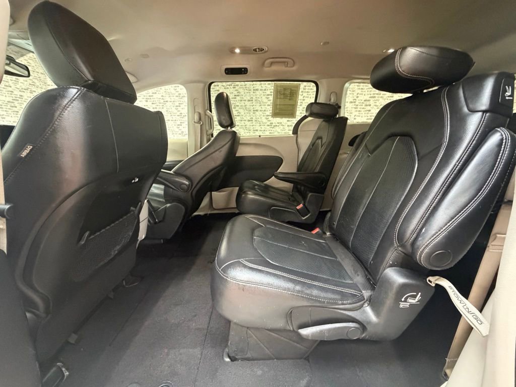 Used 2022 Chrysler Pacifica Touring-L FWD image 13