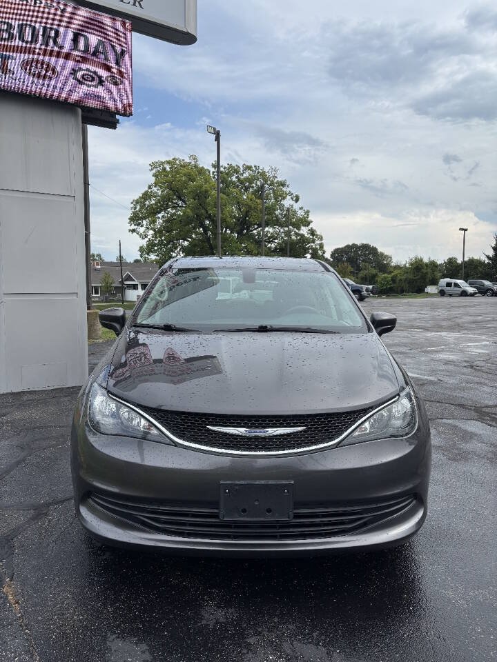 Used 2020 Chrysler Voyager LX FWD image 3