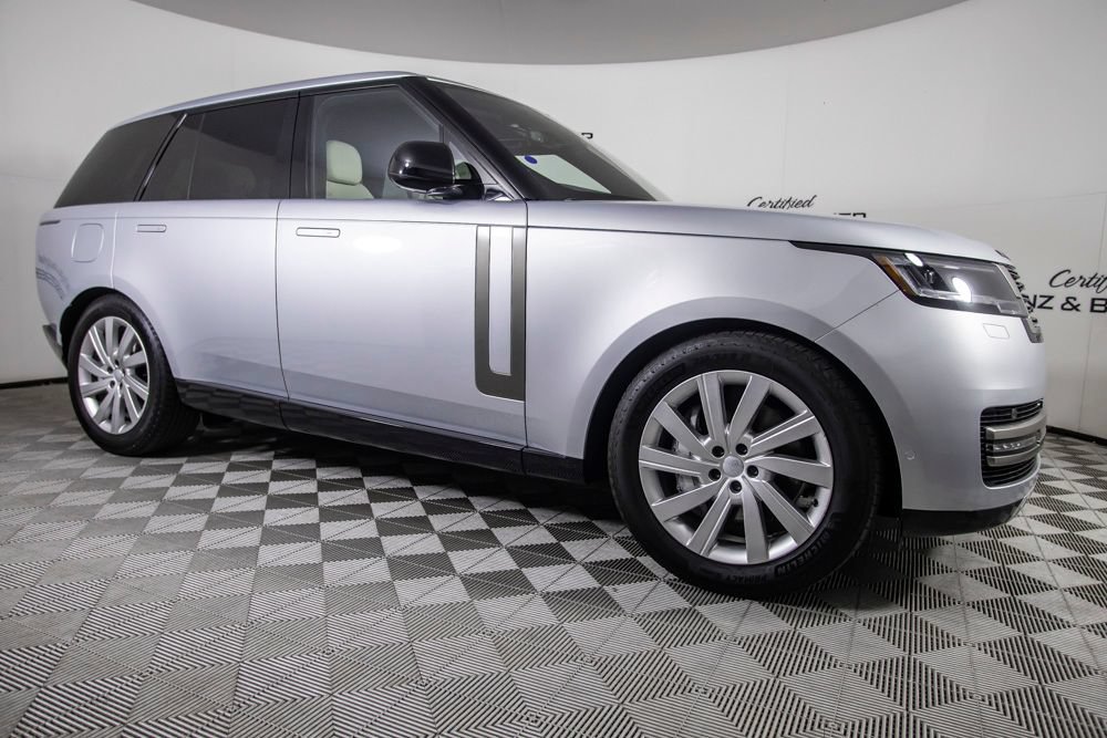 Used 2024 Land Rover Range Rover SE AWD/4WD image 2