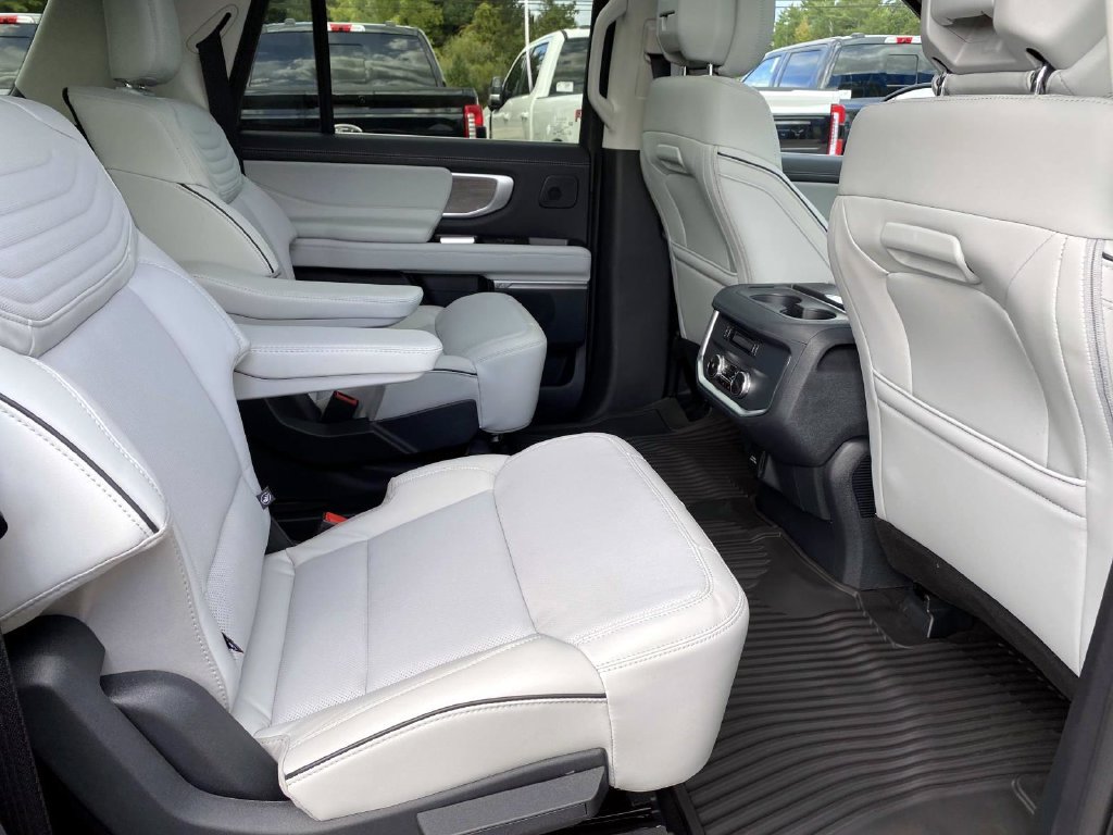 Used 2026 Ford Expedition Max Platinum w/ Platinum Ultimate Package AWD/4WD image 25