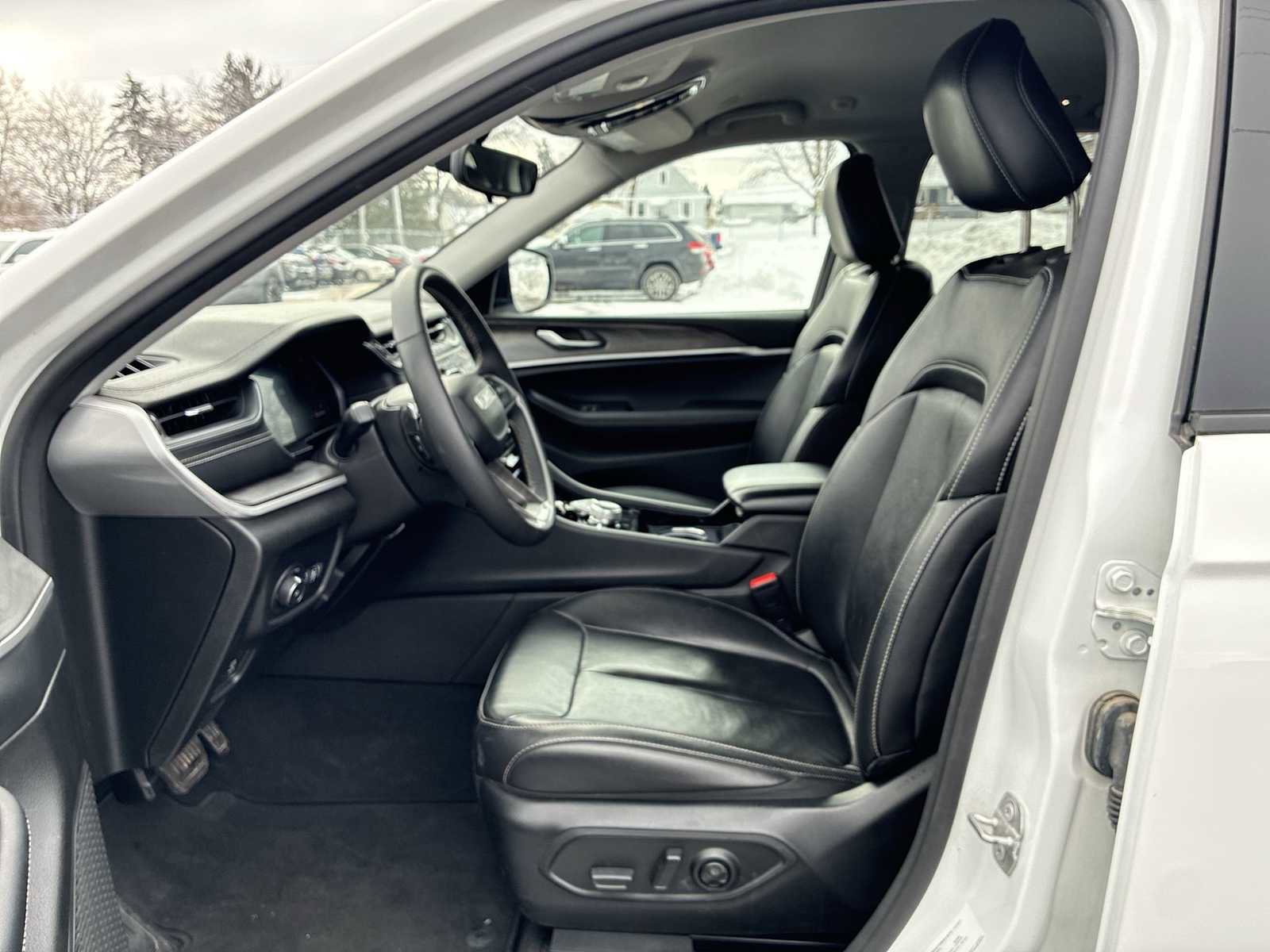 Used 2023 Jeep Grand Cherokee Limited image 19