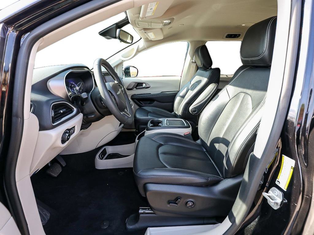 Used 2024 Chrysler Pacifica Touring-L FWD image 12