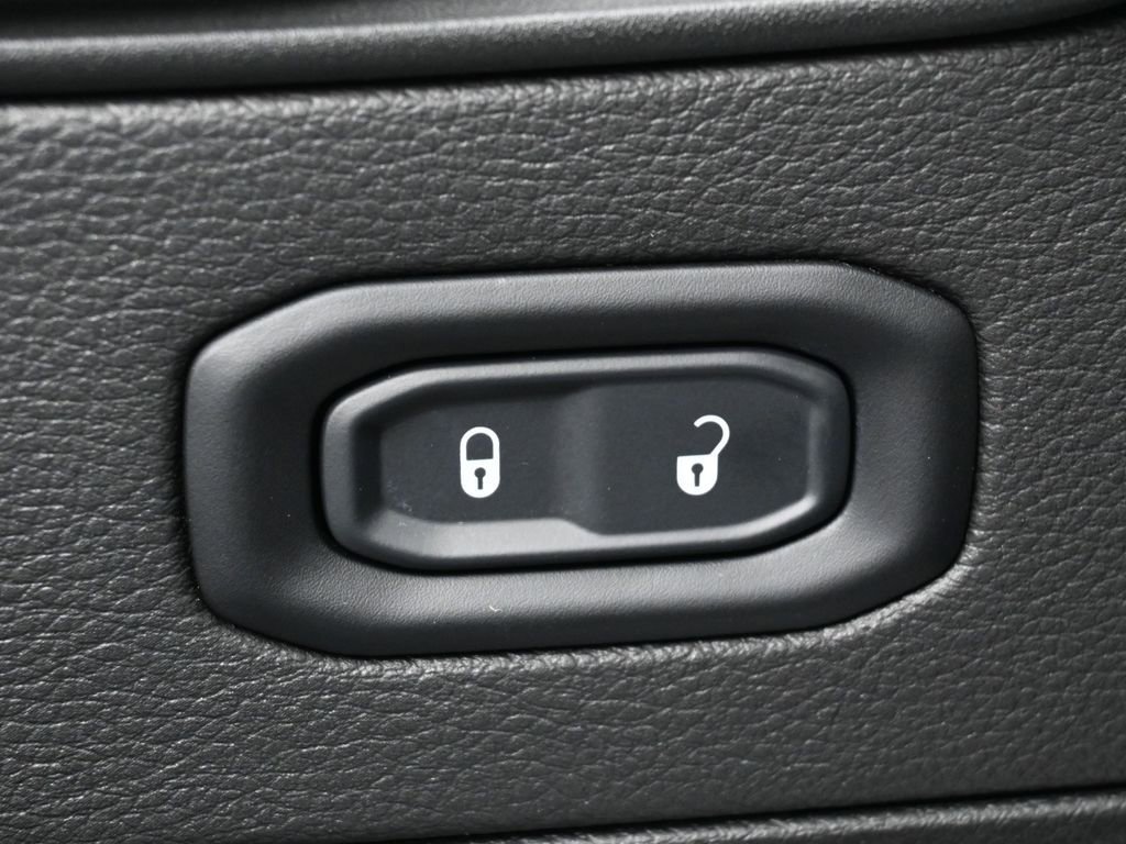 Used 2022 Jeep Wrangler Unlimited Sahara w/ Cold Weather Group image 11