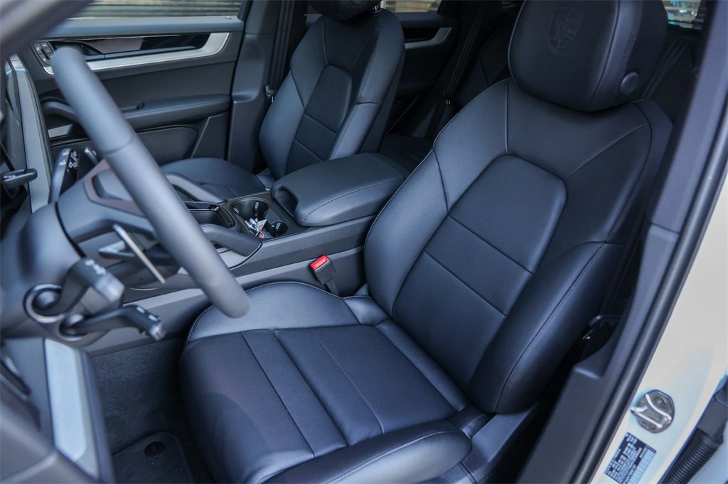Used 2025 Porsche Cayenne image 5