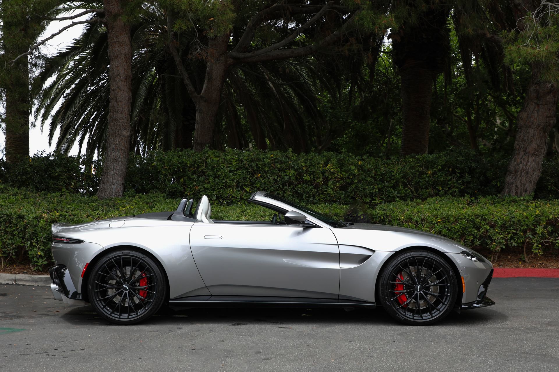 Used 2023 Aston Martin V8 Vantage Roadster RWD image 46